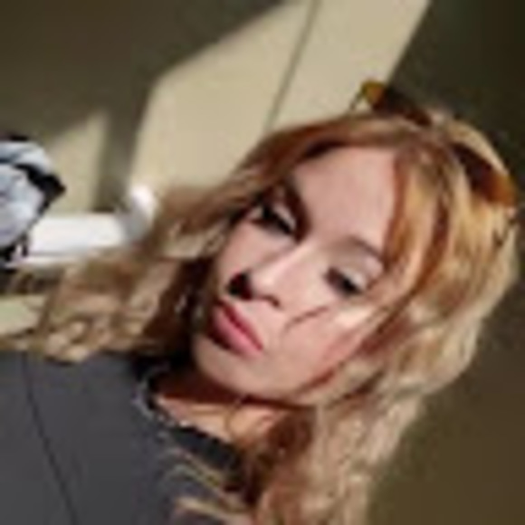 Meet your Posher, Alyssa - Picture 1 of 1